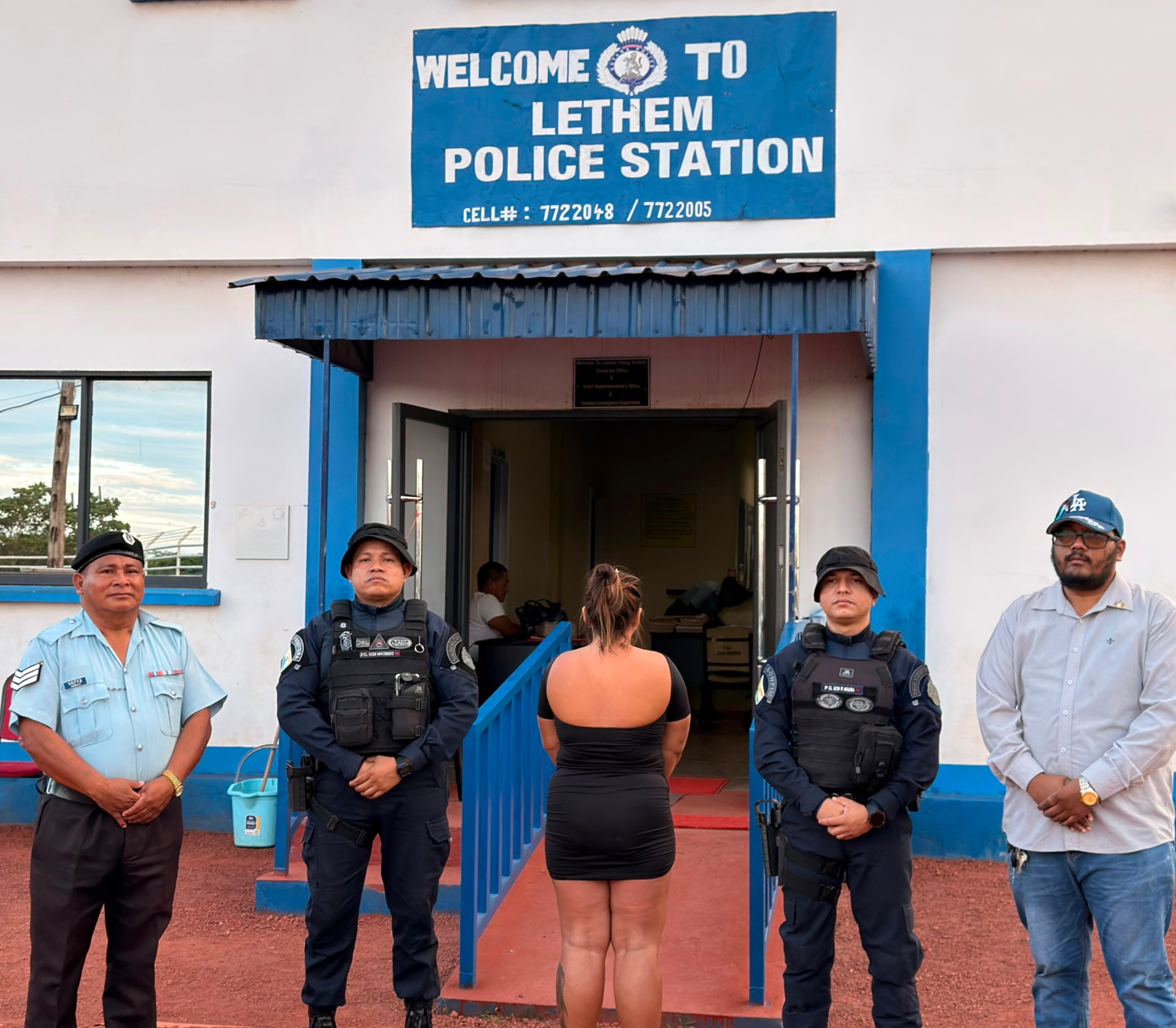 Foragida por roubar e fazer funcionária de refém em loja em Manaus é presa na Guiana