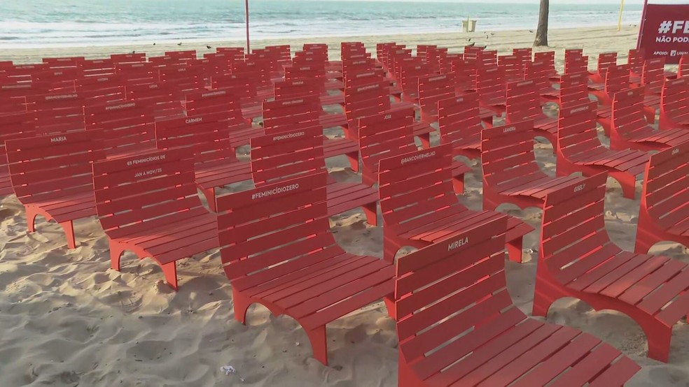 Bancos foram colocados na praia de Boa Viagem em ato contra o feminicídio em Pernambuco — Foto: Reprodução/TV Globo