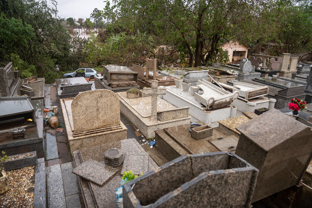 Cemitério de Lajeado, à beira do Rio Taquari. Com a enchente, água encobriu e danificou túmulos e muros do local — Foto: Fábio Tito/g1