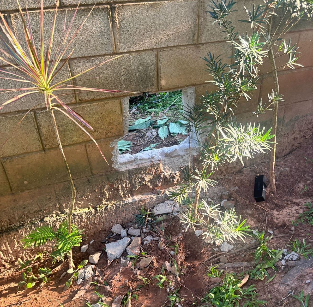 Criminosos armados invadem condomínio por buraco em muro, fazem reféns e fogem com dinheiro e joias no interior de SP 