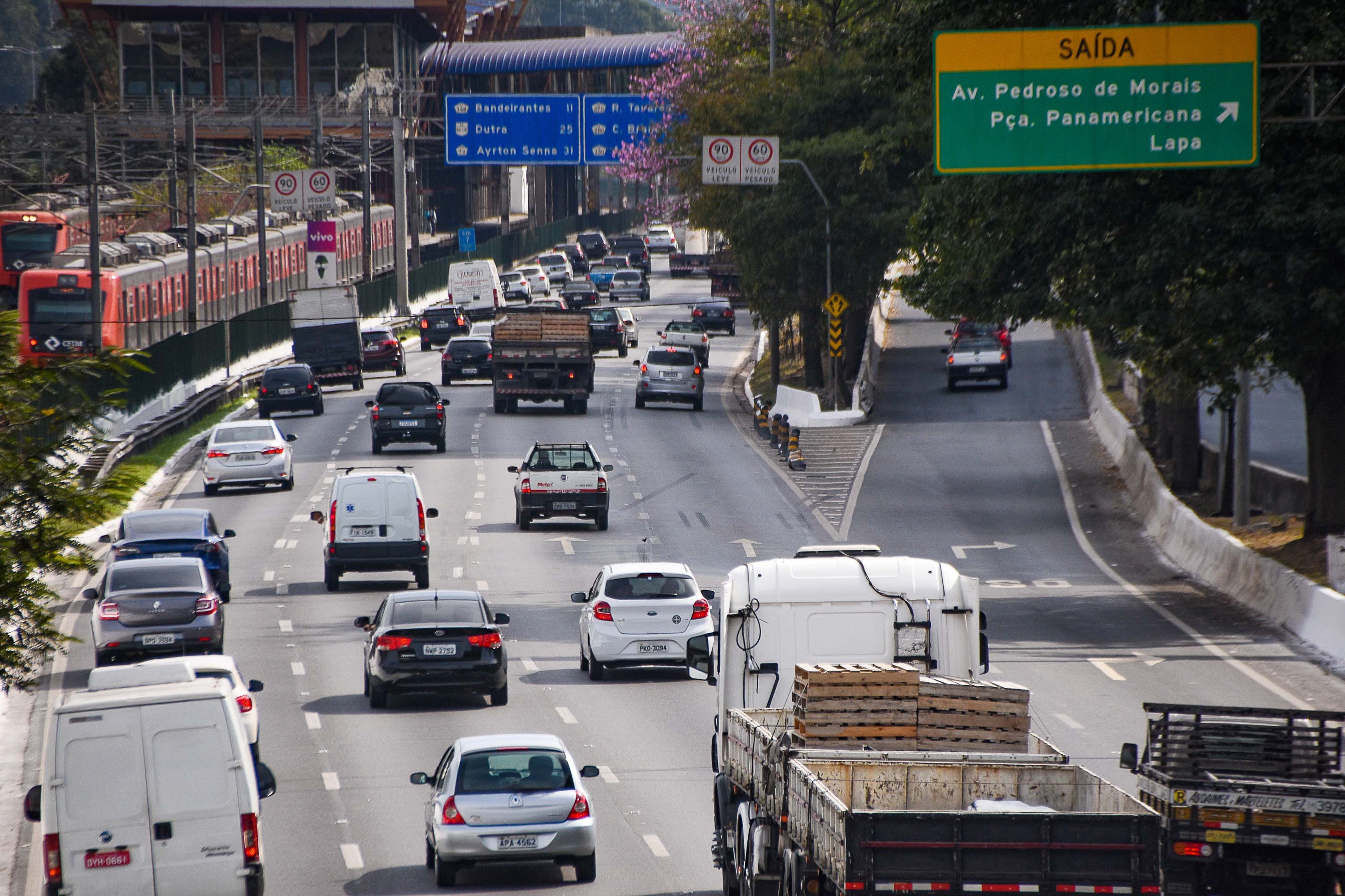 Solicitação para instalação de placa de carros e motos será feita pelo Detran-SP a partir de julho; confira