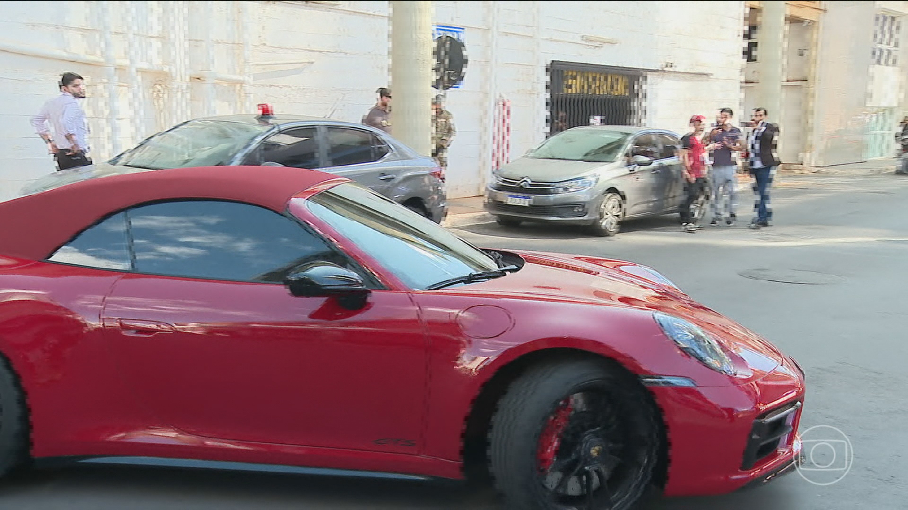 Polícia Federal apreende 5 carros de luxo de homem apontado como principal operador do esquema de fraudes no INSS