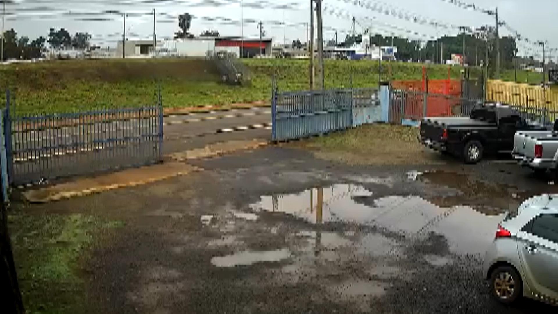 Vídeo: carro desliza, bate em poste e capota na BR-277 em Foz do Iguaçu