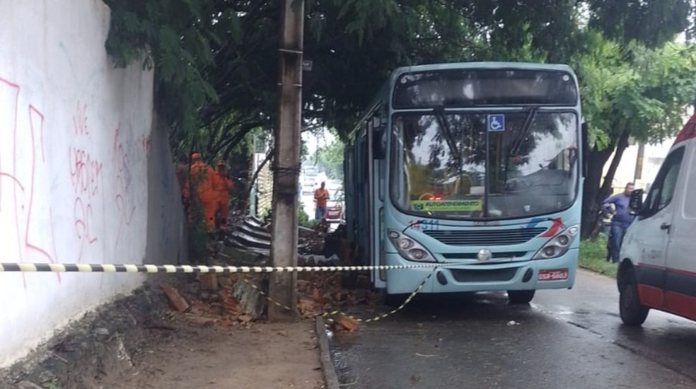Muro cai e atinge mulher próximo a uma parada de ônibus no Conjunto Ceará. — Foto: Reprodução