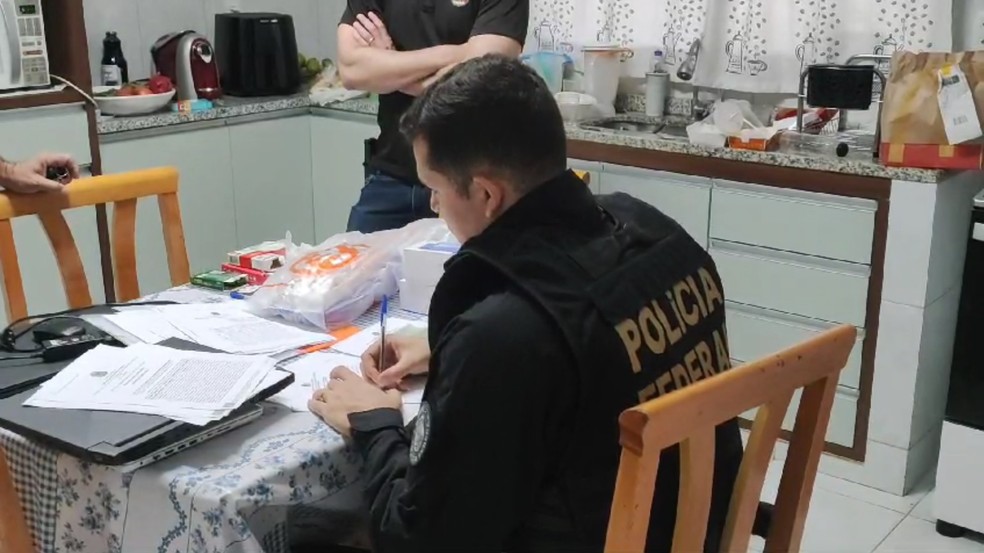 Mandado de prisão foi cumprido na casa de pai e filho em Vinhedo (SP) — Foto: Polícia Federal/ Divulgação