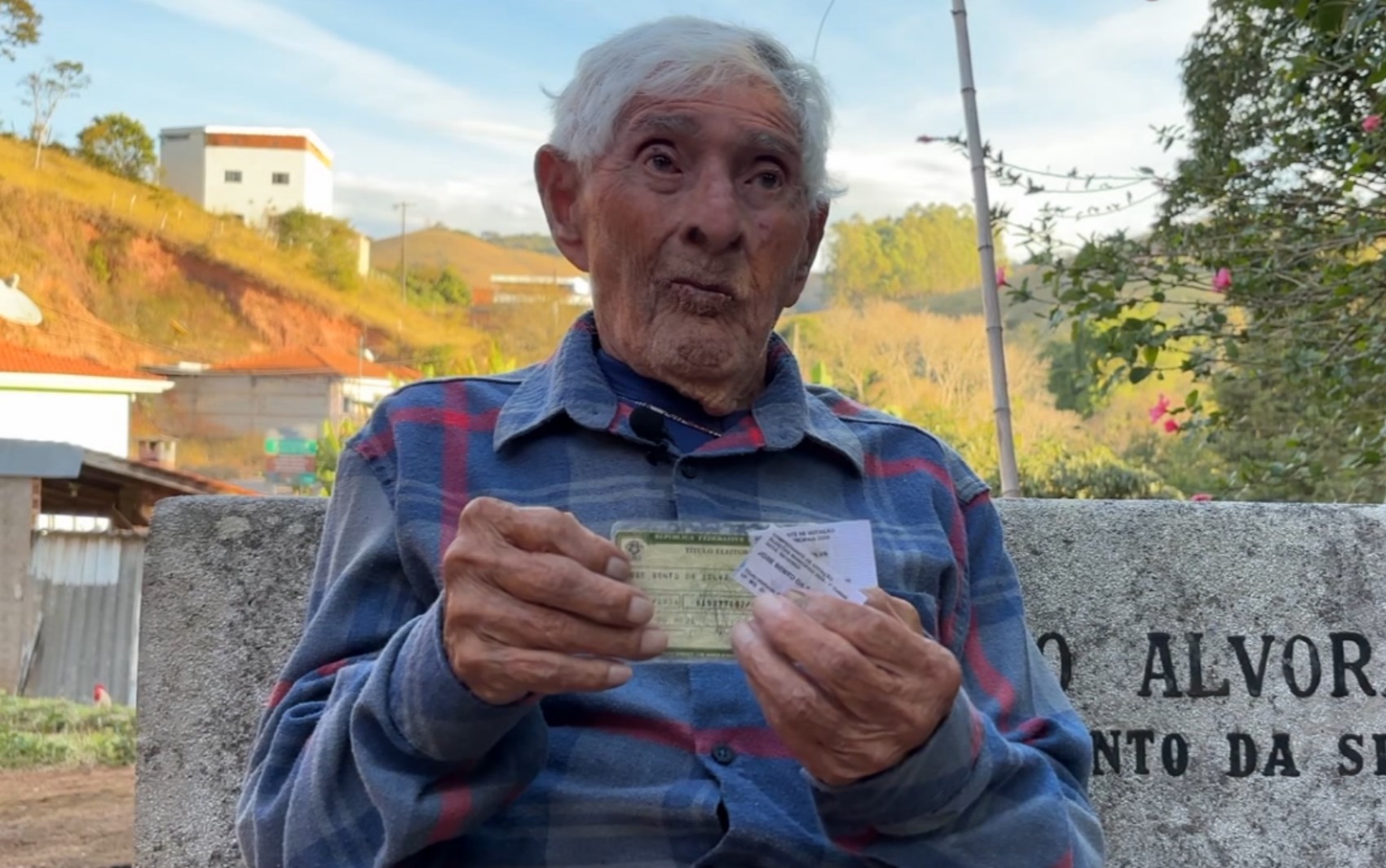‘Se estiver vivo, tem que votar’, diz eleitor de 103 anos que não abre mão das eleições em MG