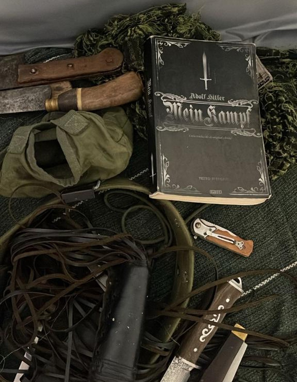 Na casa do investigado, os policiais localizaram uma edição do livro Mein Kampf, de autoria de Adolf Hitler. — Foto: Reprodução