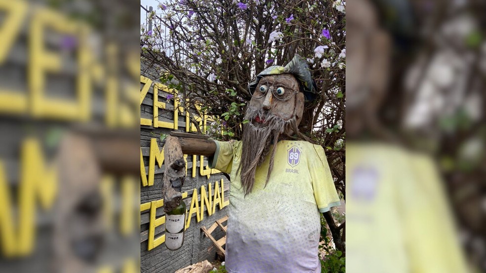 Boneco do personagem exposto pela cidade — Foto: Gabriel Castro/g1