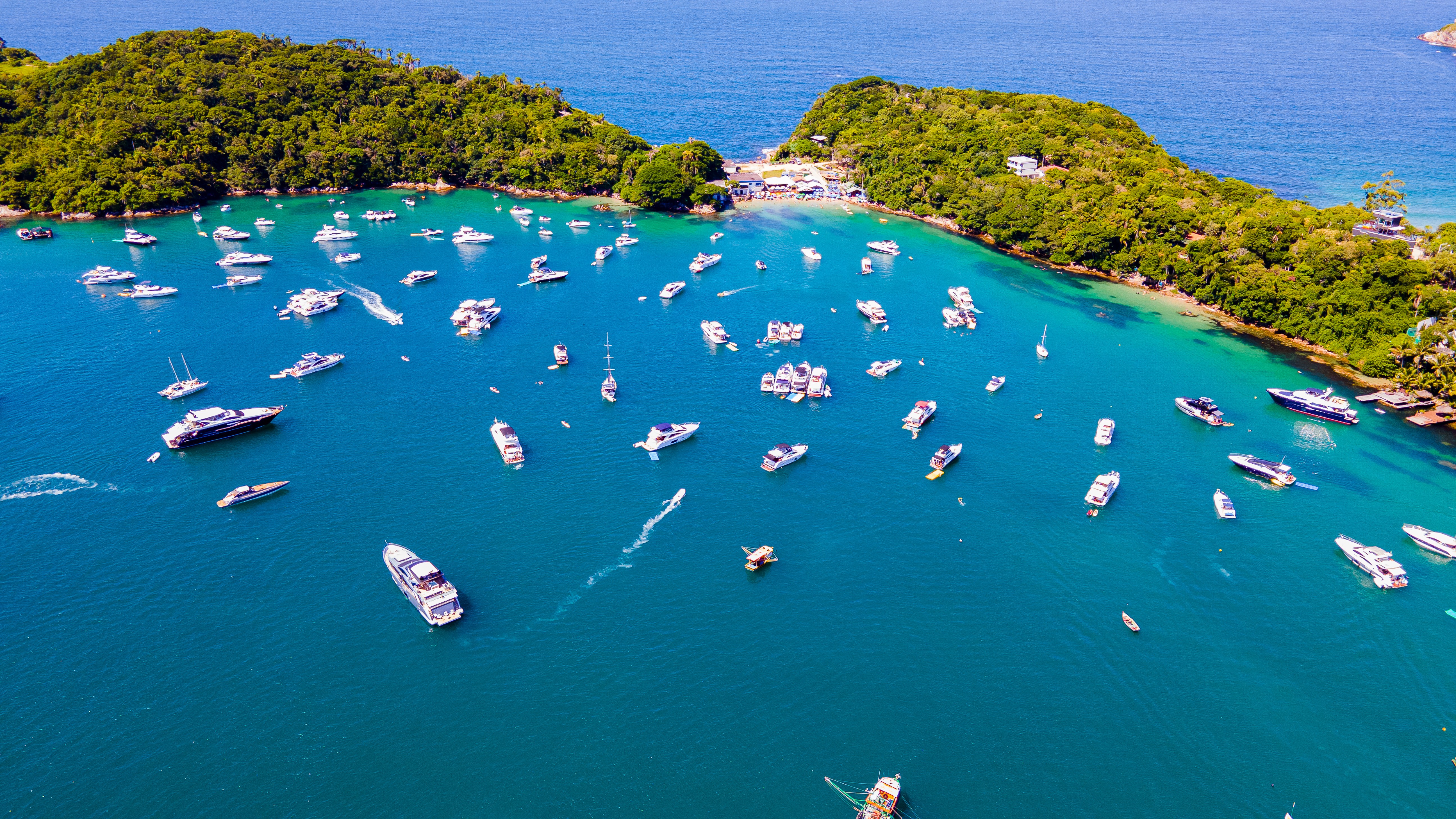 Bombinhas é referência em turismo ecológico e preservação ambiental