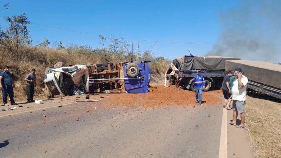 Três carretas se envolvem em acidente em MT — Foto: Redes sociais