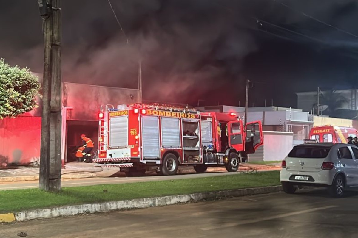 Casa pega fogo enquanto morador está em viagem, dizem bombeiros de MT