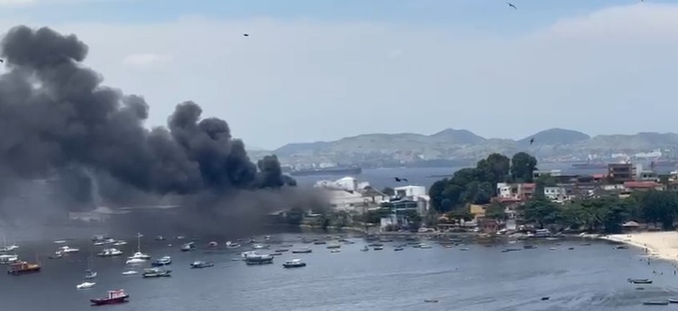 Incêndio de grandes proporções na Ilha do Governador — Foto: Gabriela David/TV Globo