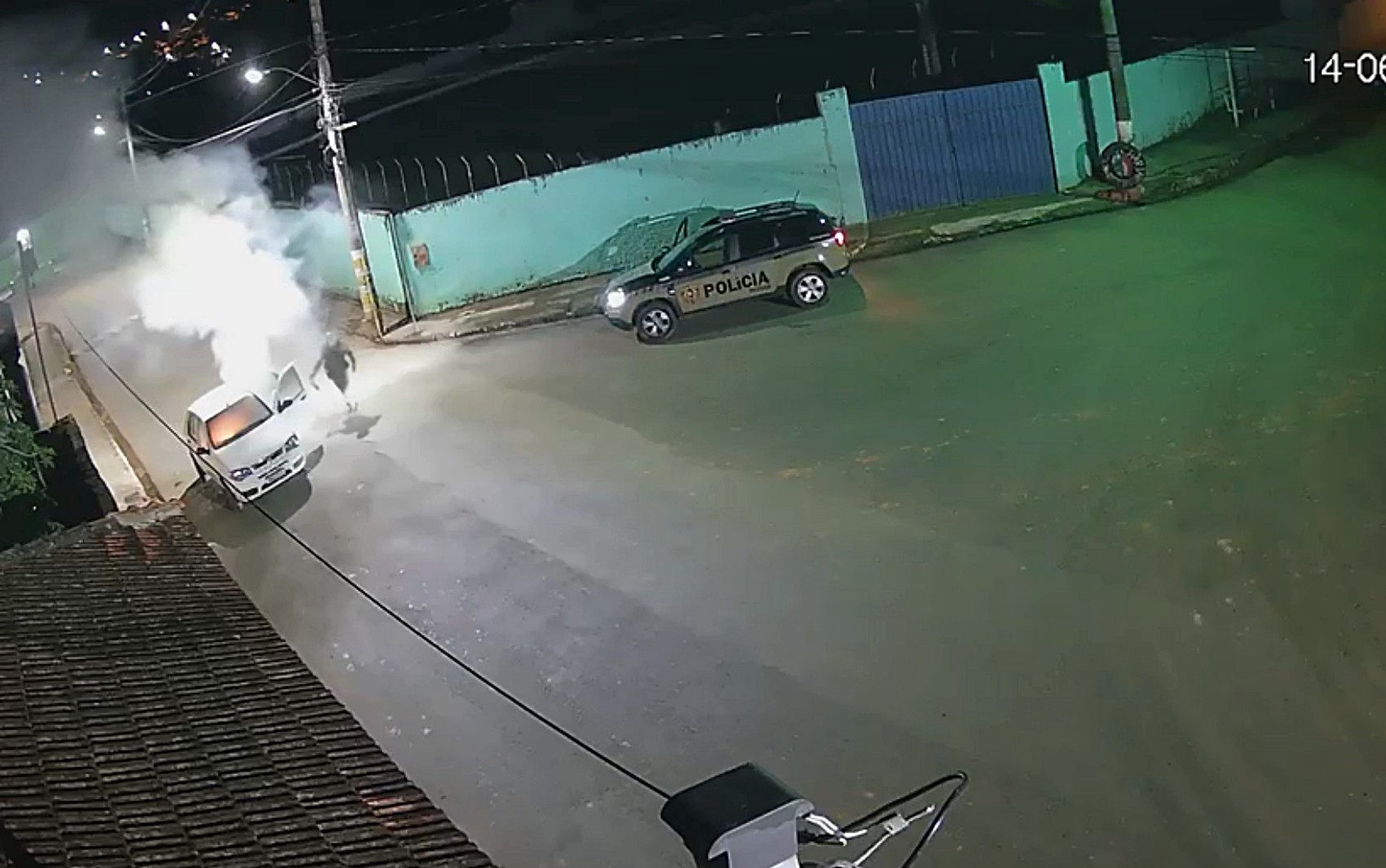VÍDEO: homem incendeia carro por engano ao tentar atingir veículo de ex em Silvianópolis, MG
