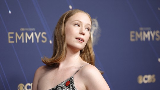 Quem é Hannah Einbinder, atriz que ganhou Emmy e causou polêmica com discurso - Atriz venceu o Emmy 2025 na categoria Melhor Atriz Coadjuvante em série de comédia e polemizou ao fazer seu discurso de vitória.
