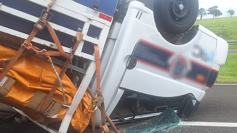 Caminhão tombou na Rodovia Raposo Tavares, em Rancharia (SP) — Foto: Vinicius Garcia/CBN Prudente
