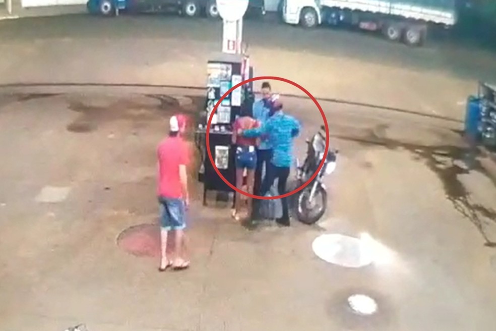 Jovem é esfaqueada 20 vezes por ex-companheiro em posto de gasolina de MT — Foto: Reprodução