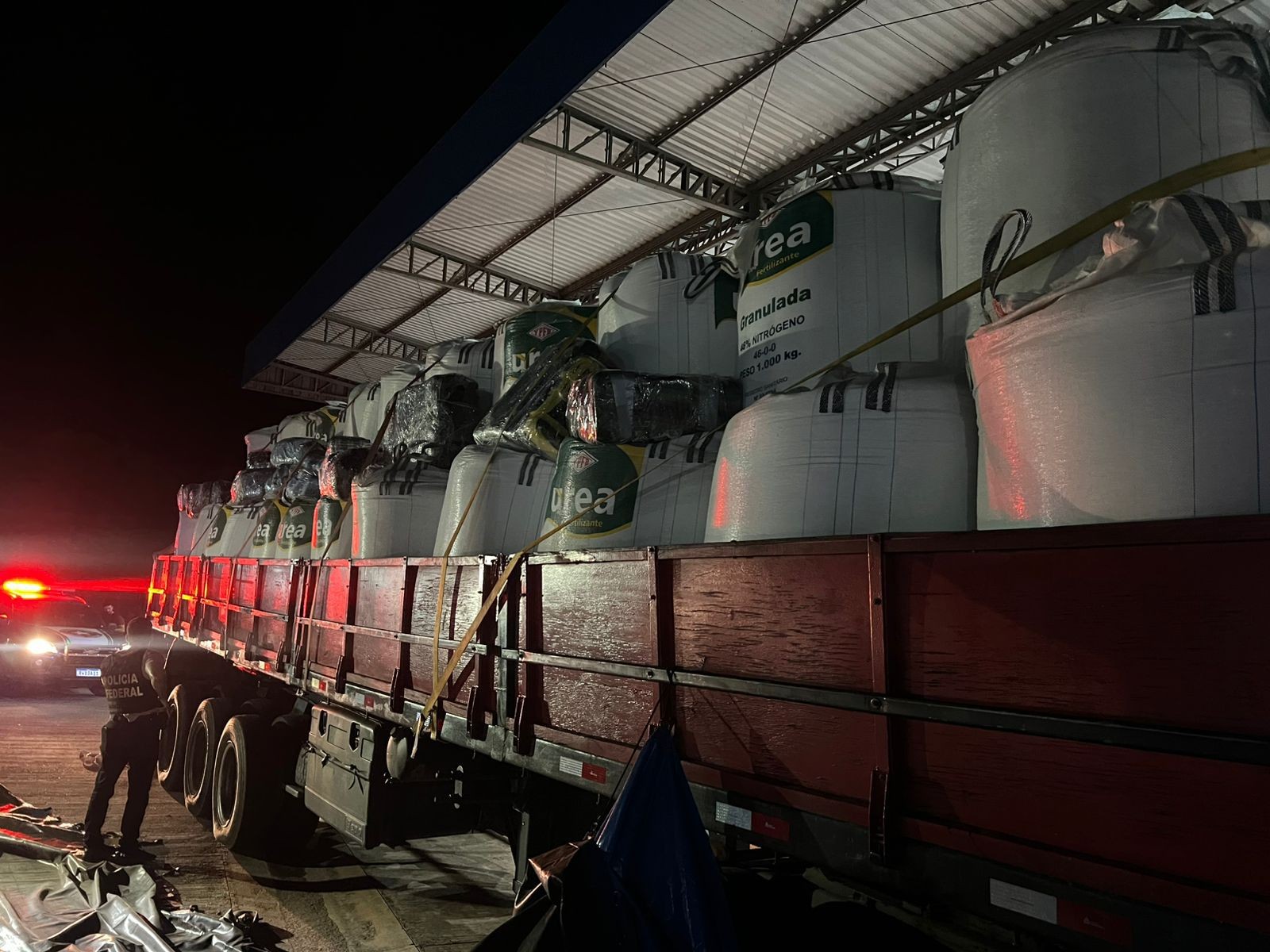 PF intercepta caminhão com mais de 370 kg de drogas em Corumbá