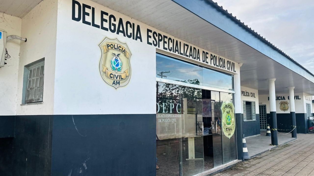 Homem é detido após arremessar lata contra vidro de escola e ferir aluno no AM, diz PM