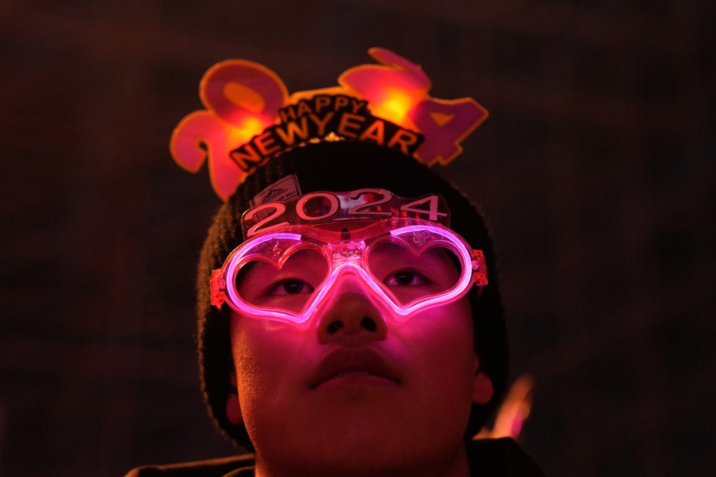 Homem comemora a chegada do ano novo em Pequim, na China. — Foto: Ng Han Guan/ AP