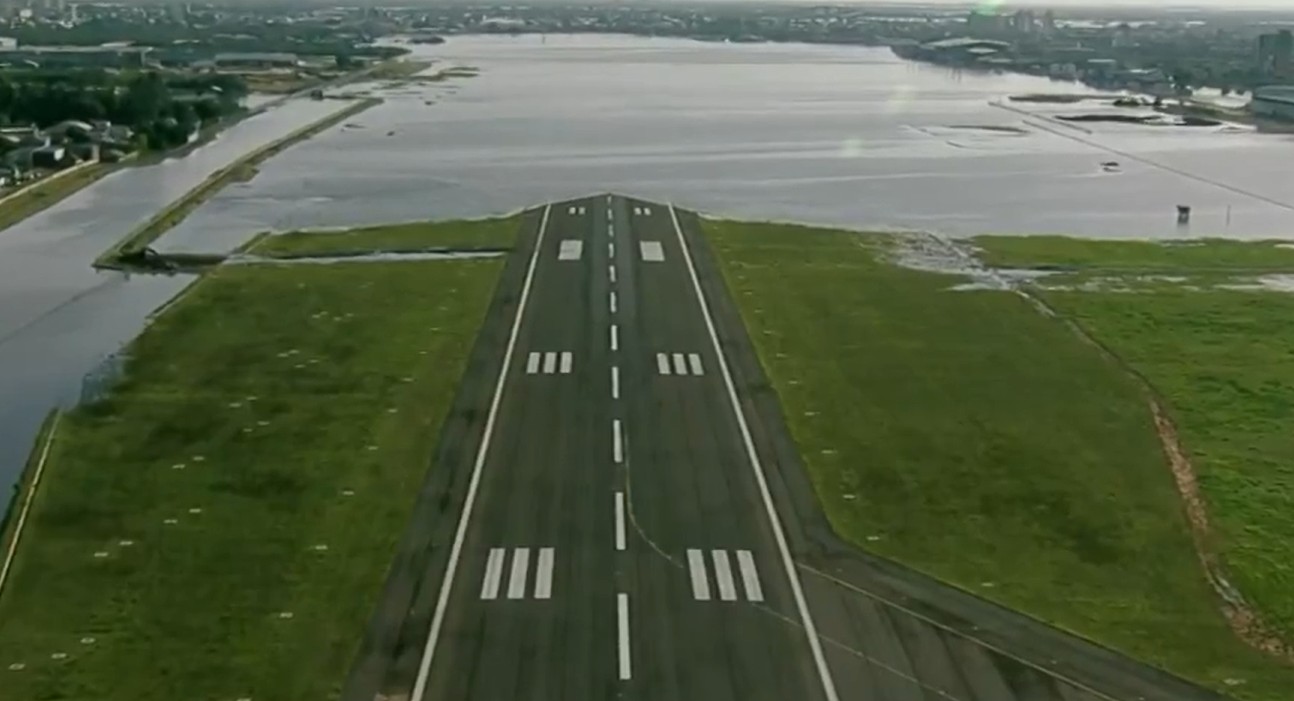VÍDEO: Sobrevoo mostra pista do aeroporto de Porto Alegre debaixo d'água