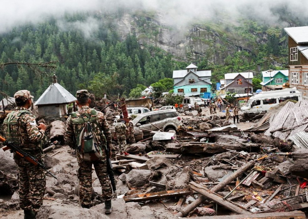 Soldados do Exército da Índia trabalham no resgate de vítimas em vilarejo na Caxemira indiana atingido por inundação após chuva repentina em 15 de agosto de 2025. — Foto: REUTERS/Stringer