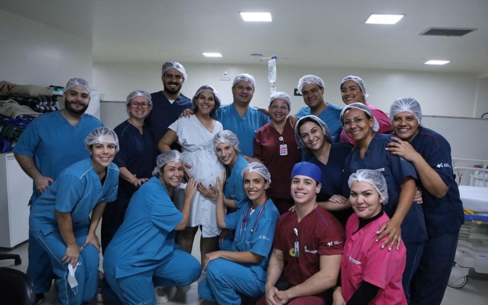 Equipe médica envolvida em parto de trigêmeos e pais, em Goiás — Foto: Arquivo pessoal/Carol Teles