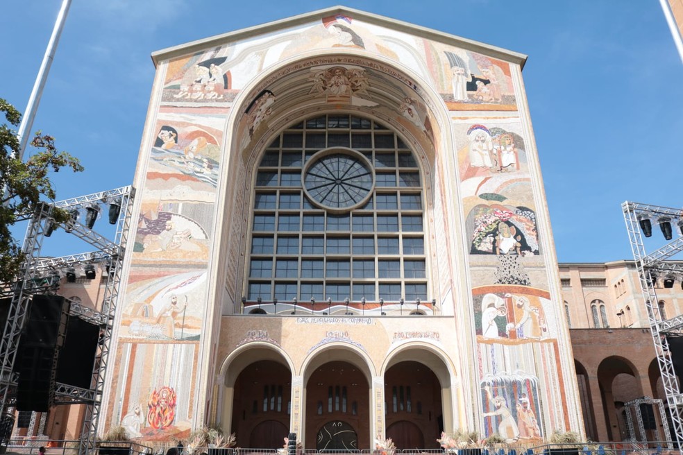 Santuário Nacional de Aparecida tem fachada com mosaico gigante que retrata cenas bíblicas — Foto: Gustavo Marcelino