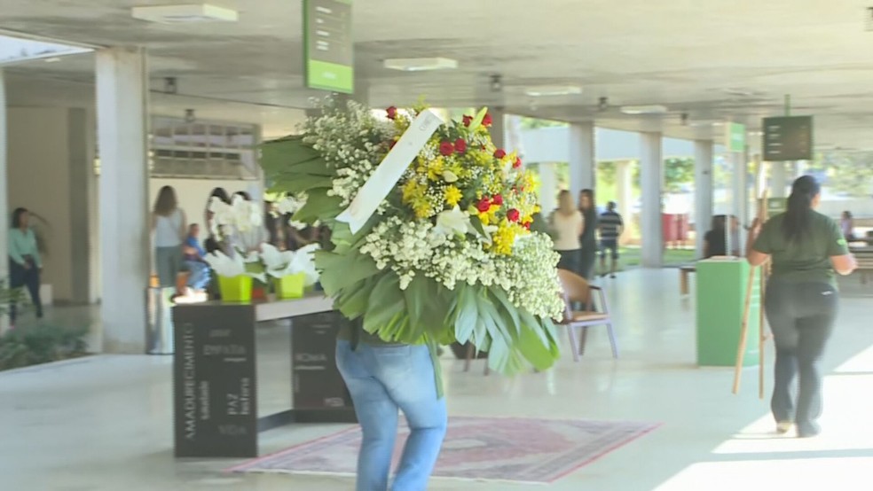 Sepultamento da atleta ocorreu às 10h deste sábado (23), em BH. — Foto: TV Globo