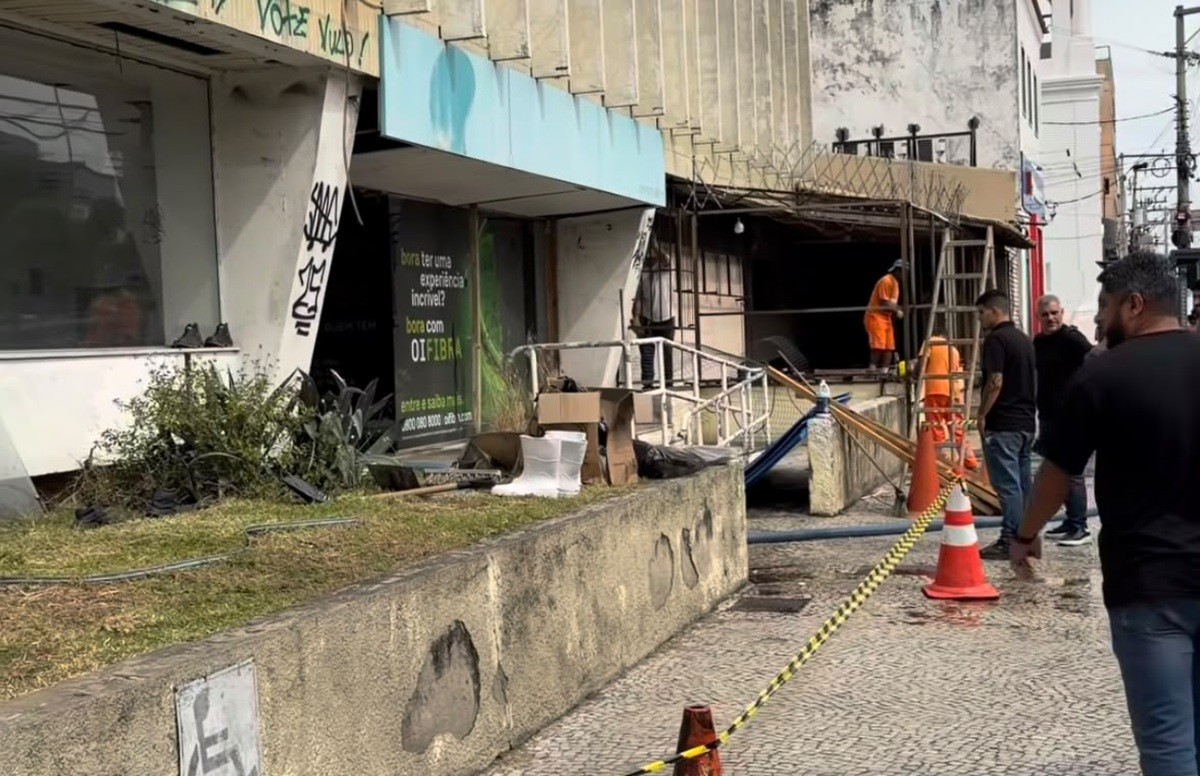 Prefeitura recolhe 14 toneladas de lixo e entulho de prédio desapropriado em Cabo Frio