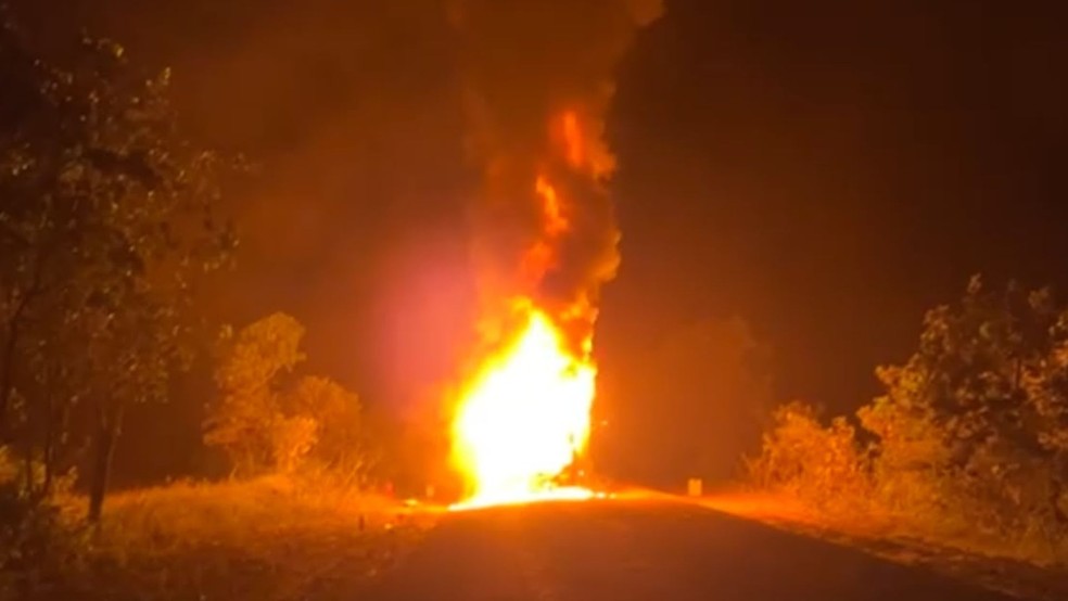 Incêndio em ônibus na BR-156 no Amapá — Foto: Reprodução
