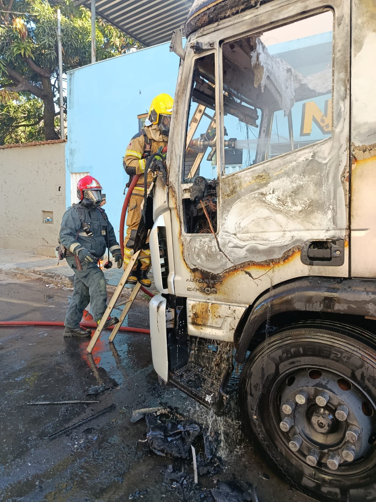 Caminhão pega fogo no Centro de Montes Claros após possível curto-circuito 