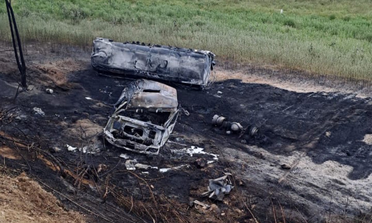 Motorista fica ferido após caminhão cair em ribanceira e pegar fogo no interior da Bahia; veículo ficou destruído