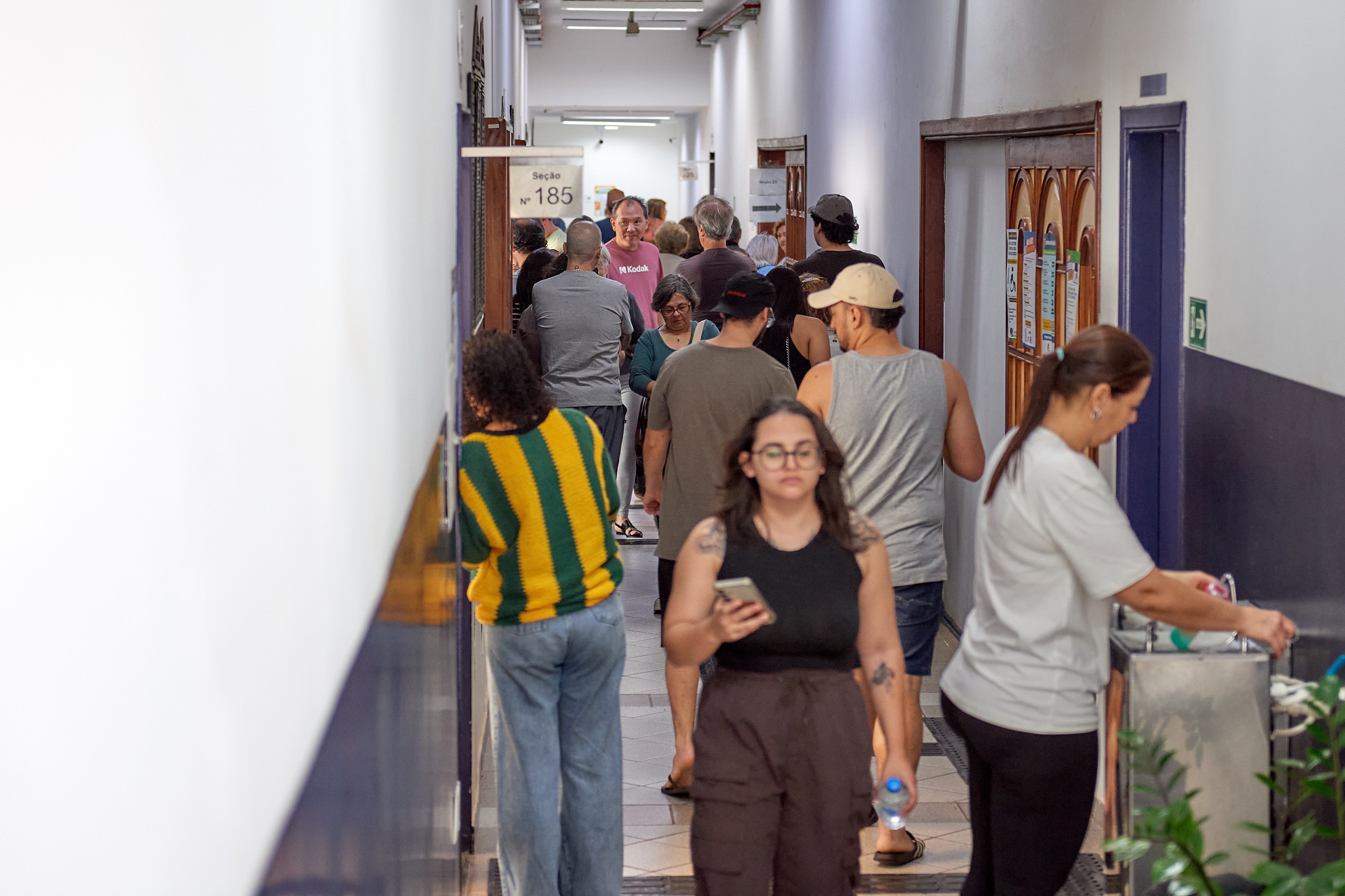 Eleitores de Franca enfrentam filas em novo local de votação no Uni-facef​‌​