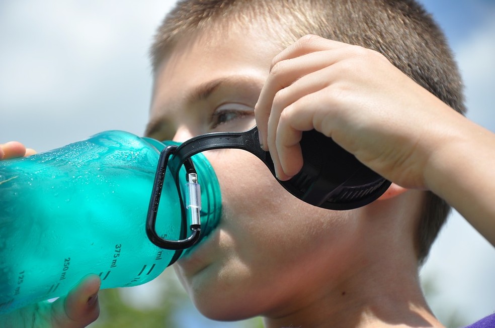 Praticar atividades físicas em dias de calor intenso hidratação constante — Foto: Divulgação