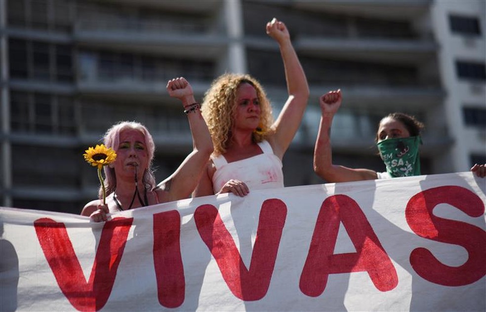 Protesto contra feminicídio reúne manifestantes em Copacabana — Foto: Tita Barros/Reuters