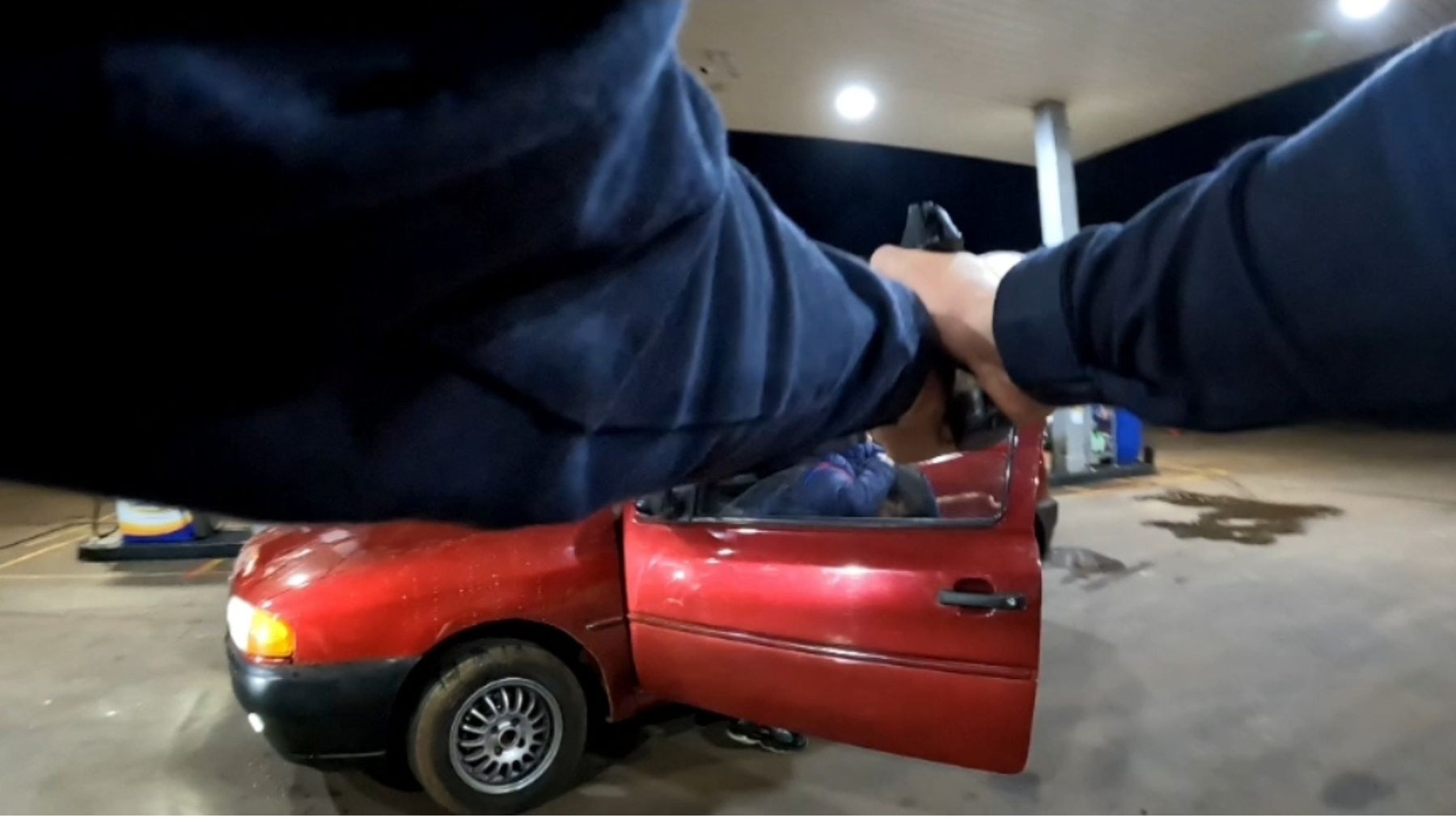 VÍDEO: câmera corporal flagra momento em que adolescentes e jovem são abordados em carro furtado no Paraná