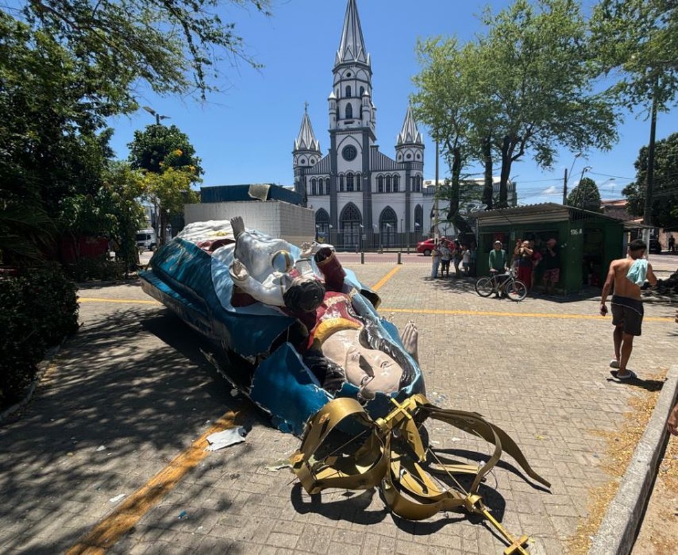 Estátua de cerca de 14 metros de altura tombou em uma praça no Bairro Montese, em Fortaleza. — Foto: Kilvia Muniz/ SVM