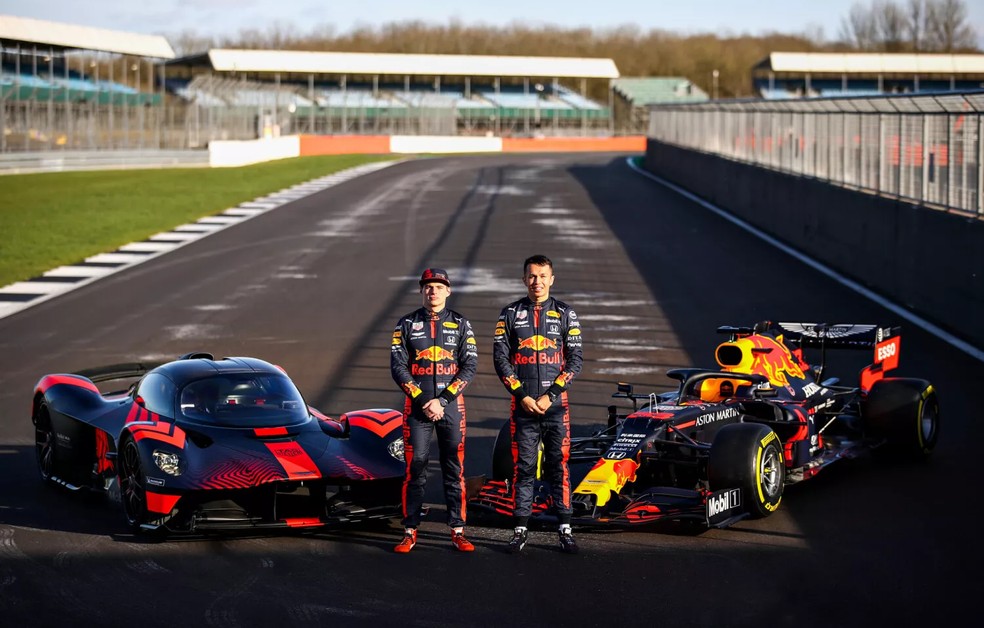 Max Verstappen (esq) participou dos testes do Aston Martin Valkyrie — Foto: Divulgação / Aston Martin