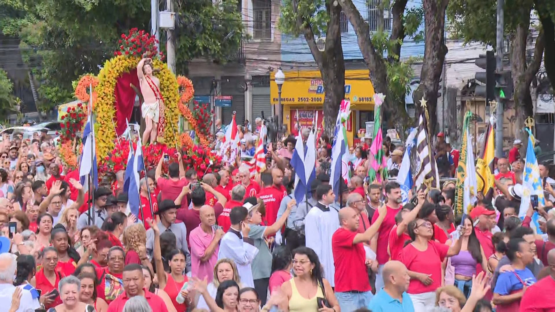 Procissão de São Sebastião reúne fiéis da Tijuca ao Centro do Rio e tem bênção às escolas de samba