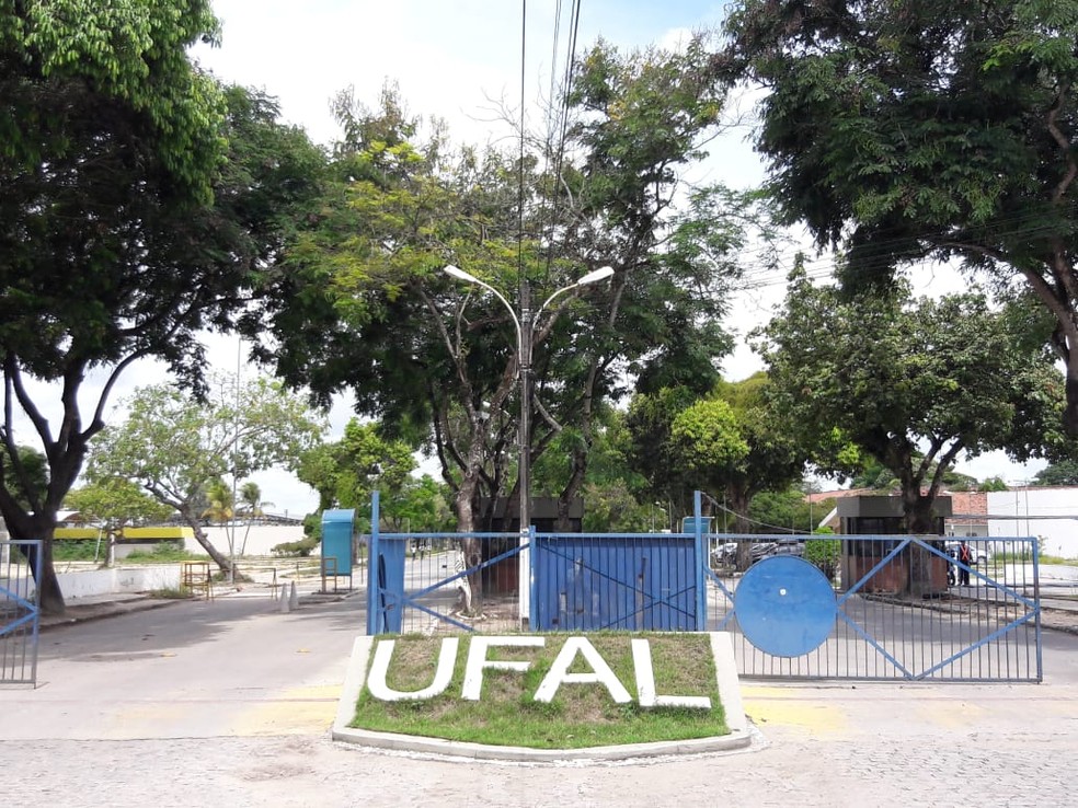 Servidores técnicos da UFAL serão paralisados durante a greve — Foto: Magda Ataíde/G1