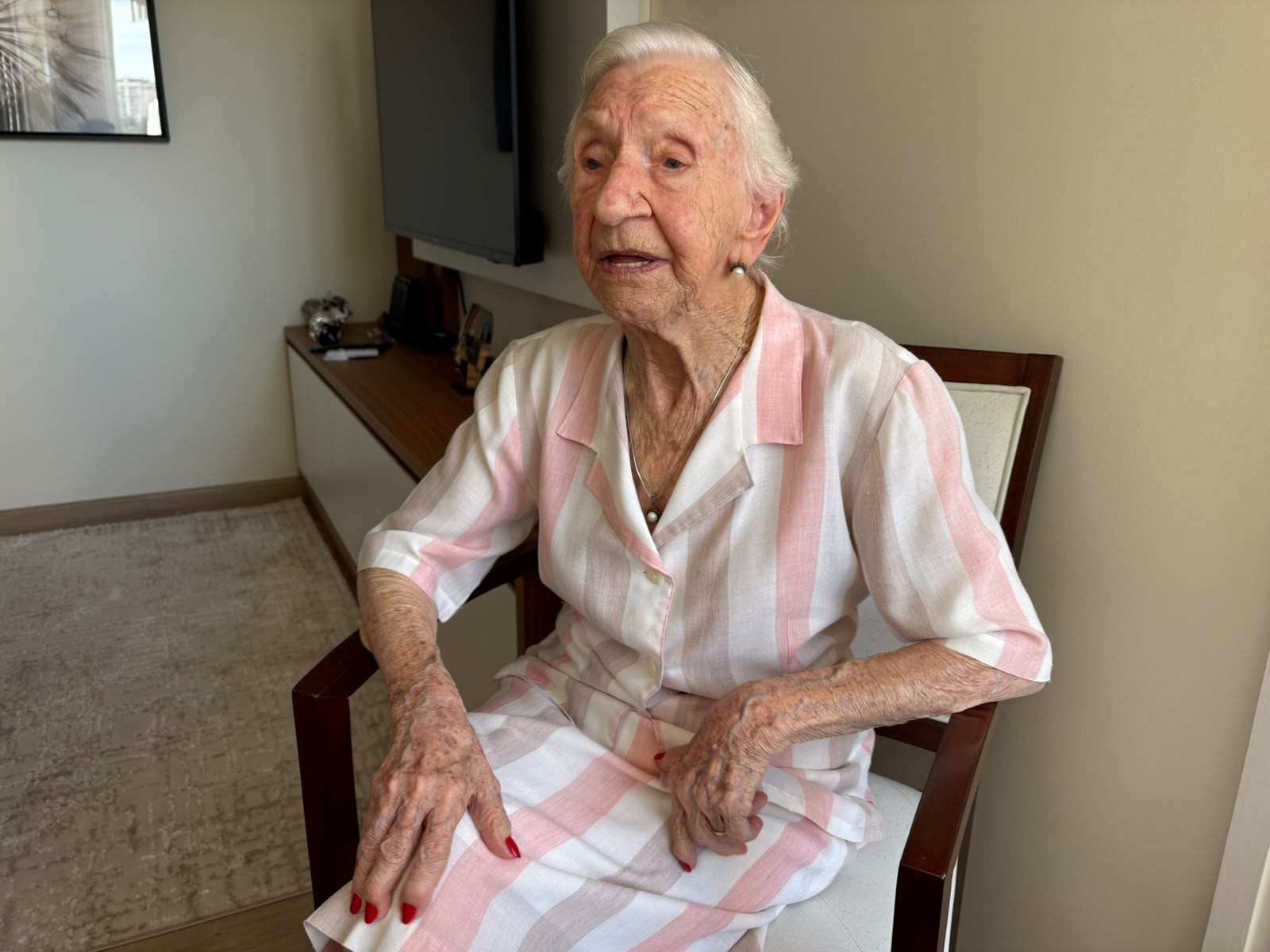 Idosa completa 100 anos e revela segredo da longevidade: 'Dança e um copinho de vinho'