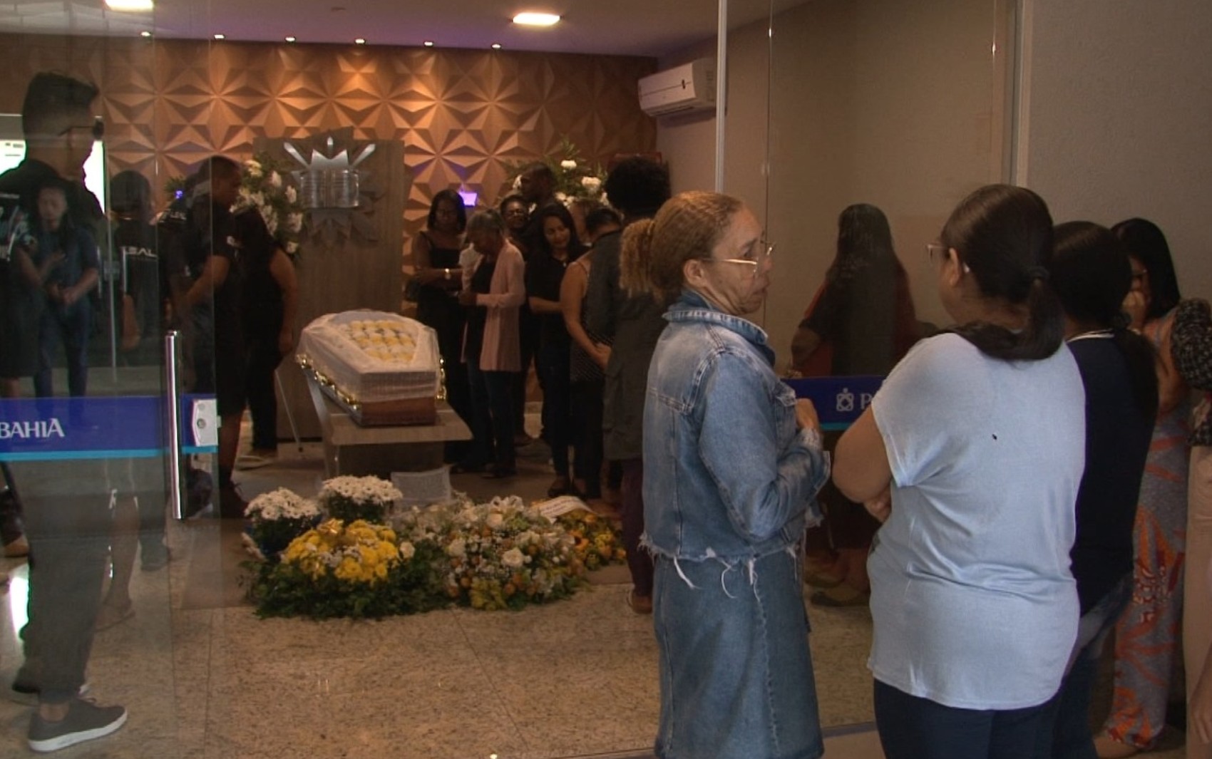 Corpo de técnico de som vítima de acidente com ônibus da banda de Netto Brito é sepultado em Feira de Santana