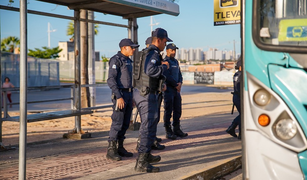 Guarda Municipal intensifica abordagens preventivas em paradas de ônibus em Fortaleza. — Foto: Daniel Calvet/ Sesec