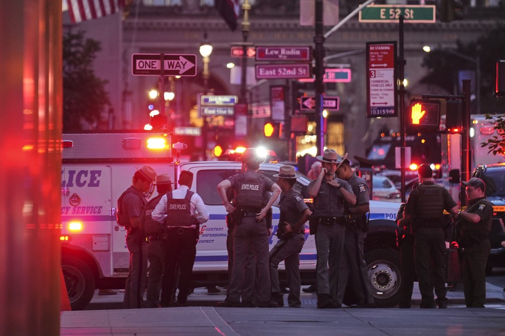Policiais fazem isolamento em área que atirador invadiu prédio em Nova York, em 28 de julho de 2025 — Foto: AP Photo/Angelina Katsanis