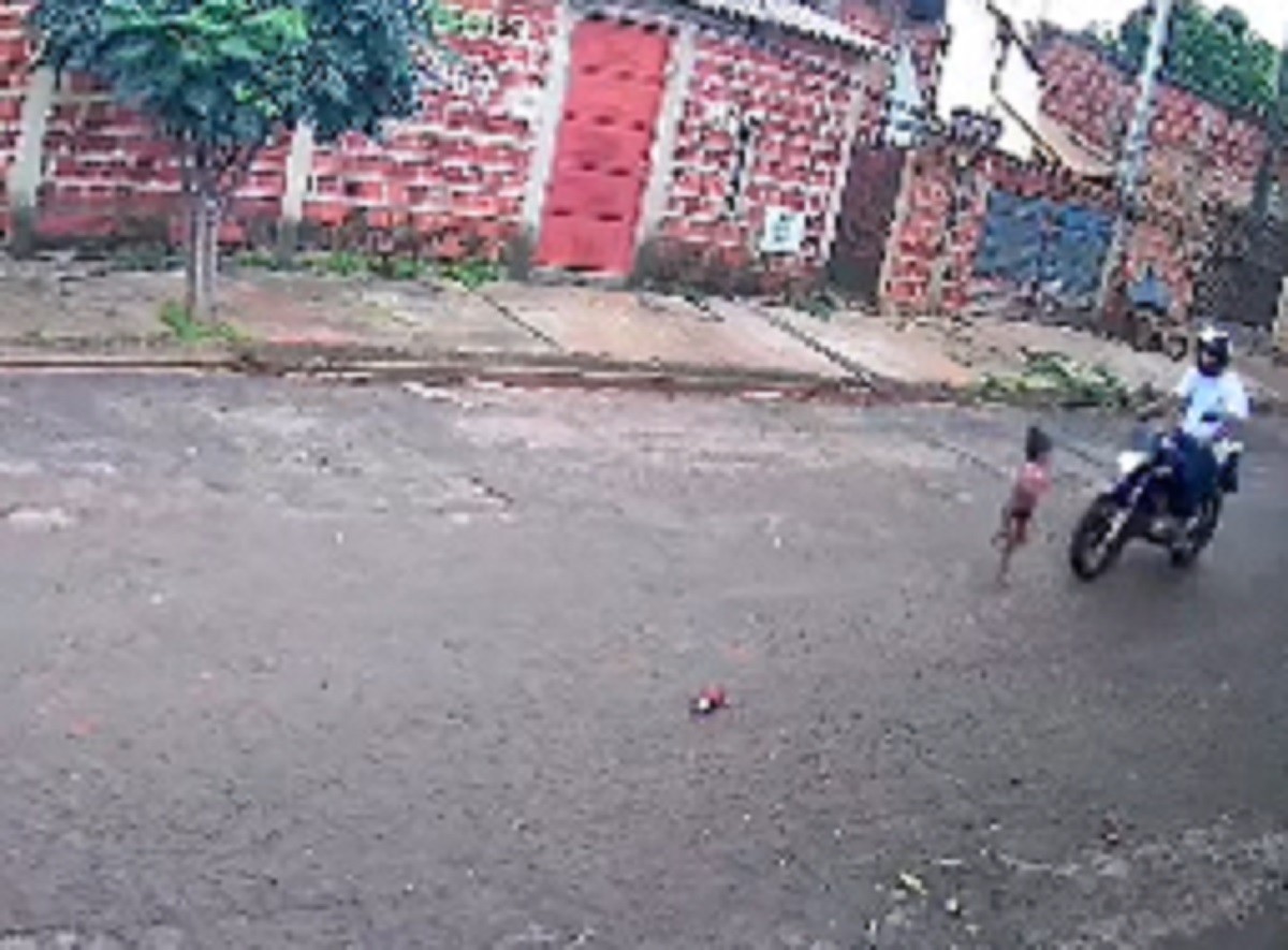 VÍDEO: criança de 2 anos é atropelada por moto ao tentar atravessar rua no interior de SP; motociclista foge sem prestar socorro
