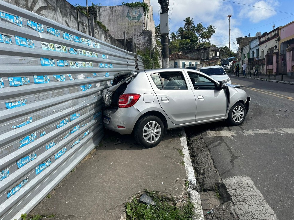 Alguns carros ficaram bastante destruídos — Foto: Nick Marone/TV Gazeta