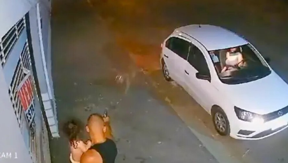 Policial atira em cachorro em Cuiabá — Foto: Reprodução