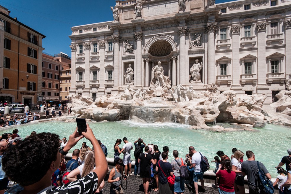 Fontana di Trevi com muitos visitantes em dia de calor — Foto: Andrea Ronchini/NurPhoto/AFP/Arquivo