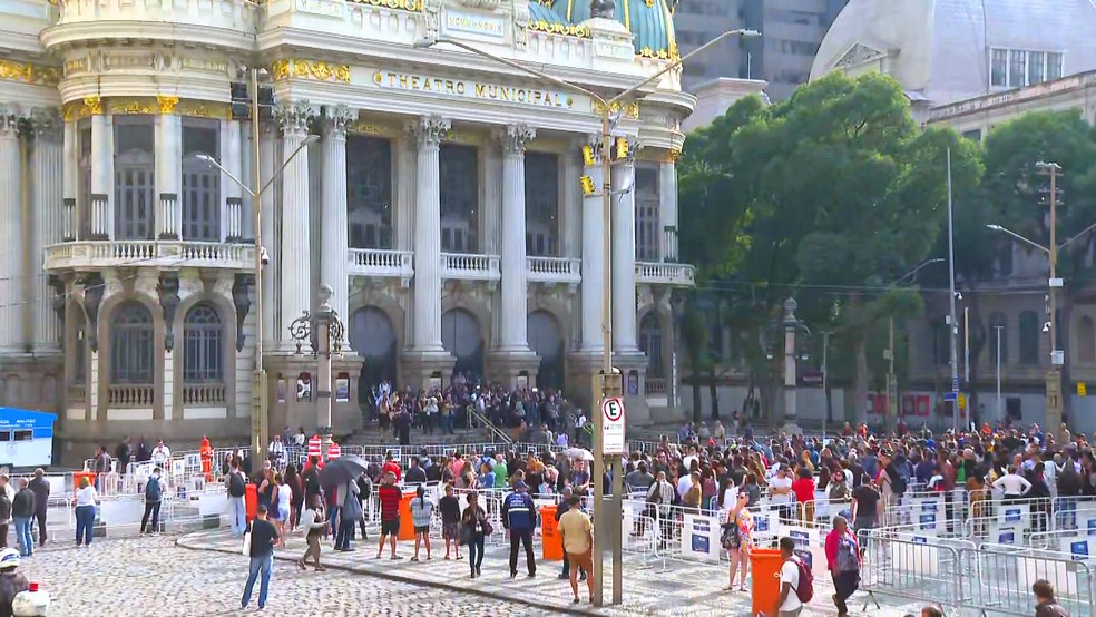 Fãs fazem fila para velório de Preta Gil no Theatro Municipal — Foto: Reprodução/TV Globo