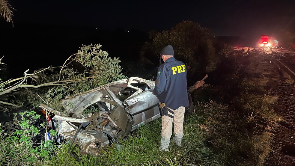Acidente entre dois carros e um caminhão matou seis pessoas em Rio Pardo — Foto: Polícia Rodoviária Federal/Divulgação